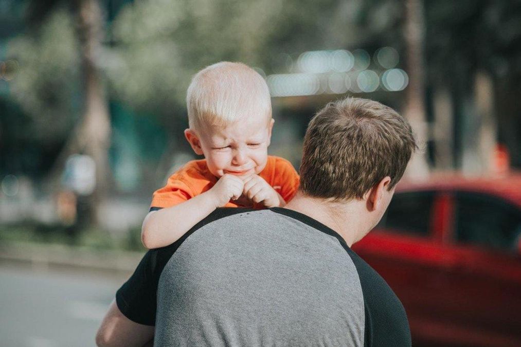 Ребенок боится разлуки с родителями и плачет: чтоделать