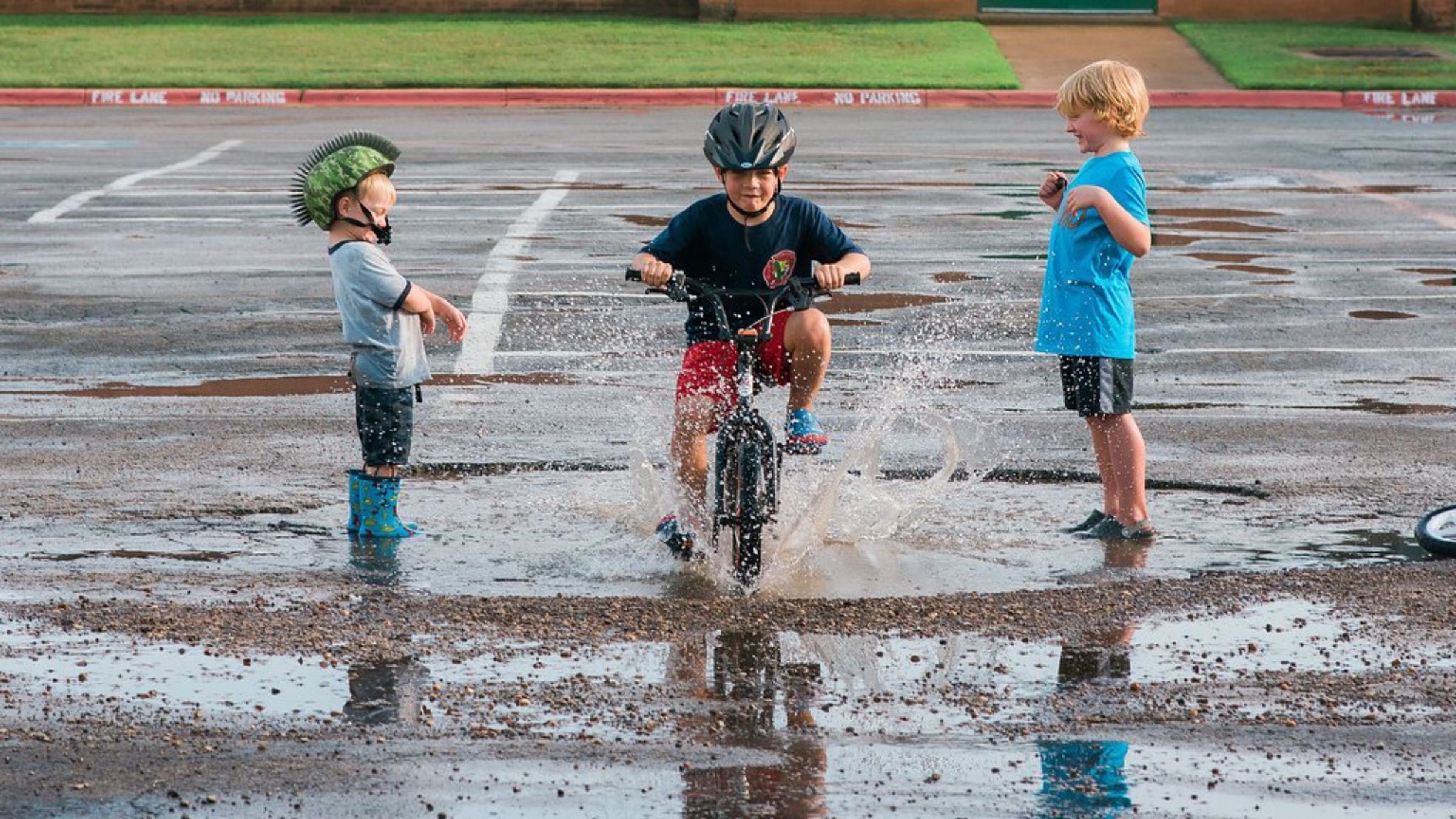 Сара Істер робить життєві фото синів, поки діти не бачать Сара Істер робить життєві фото синів, поки діти не бачать