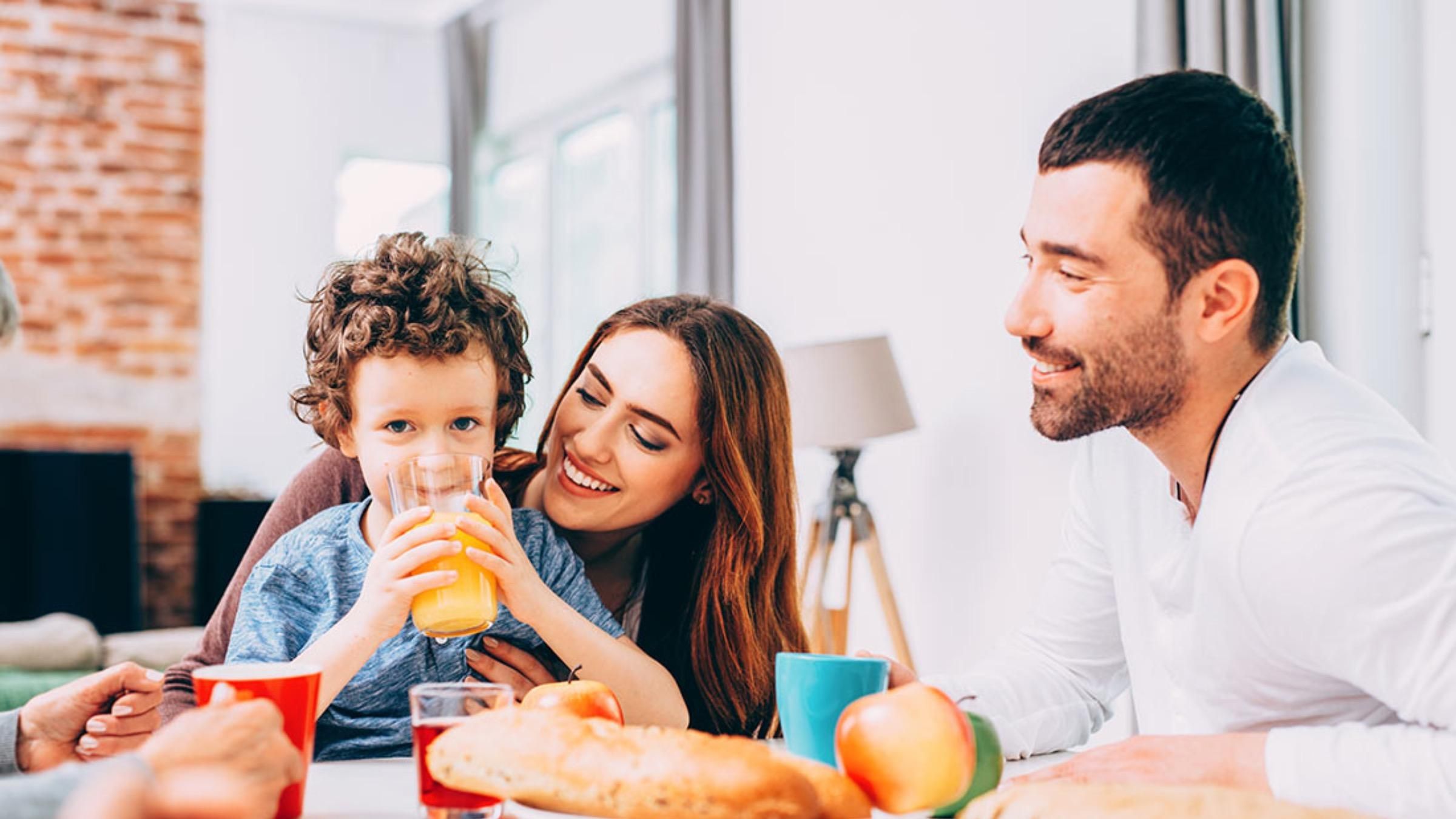 Здоровые привычки у ребенка: как их формирует завтрак с семьей