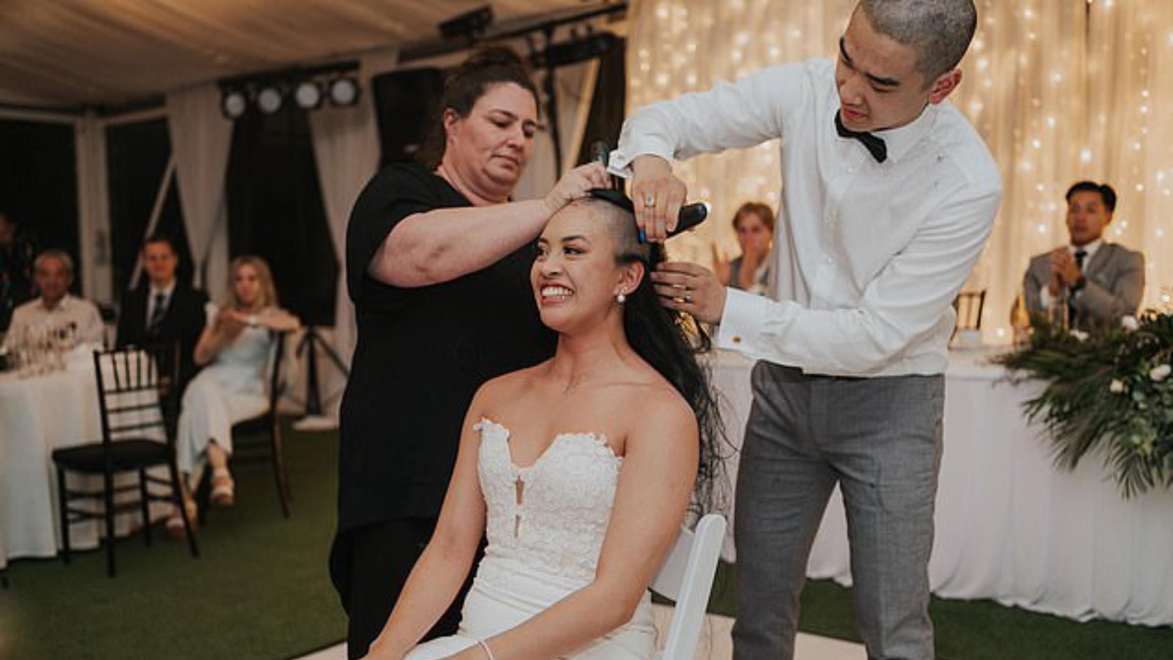 На свадьбе жених перед гостями побрил голову невесты: какая причина