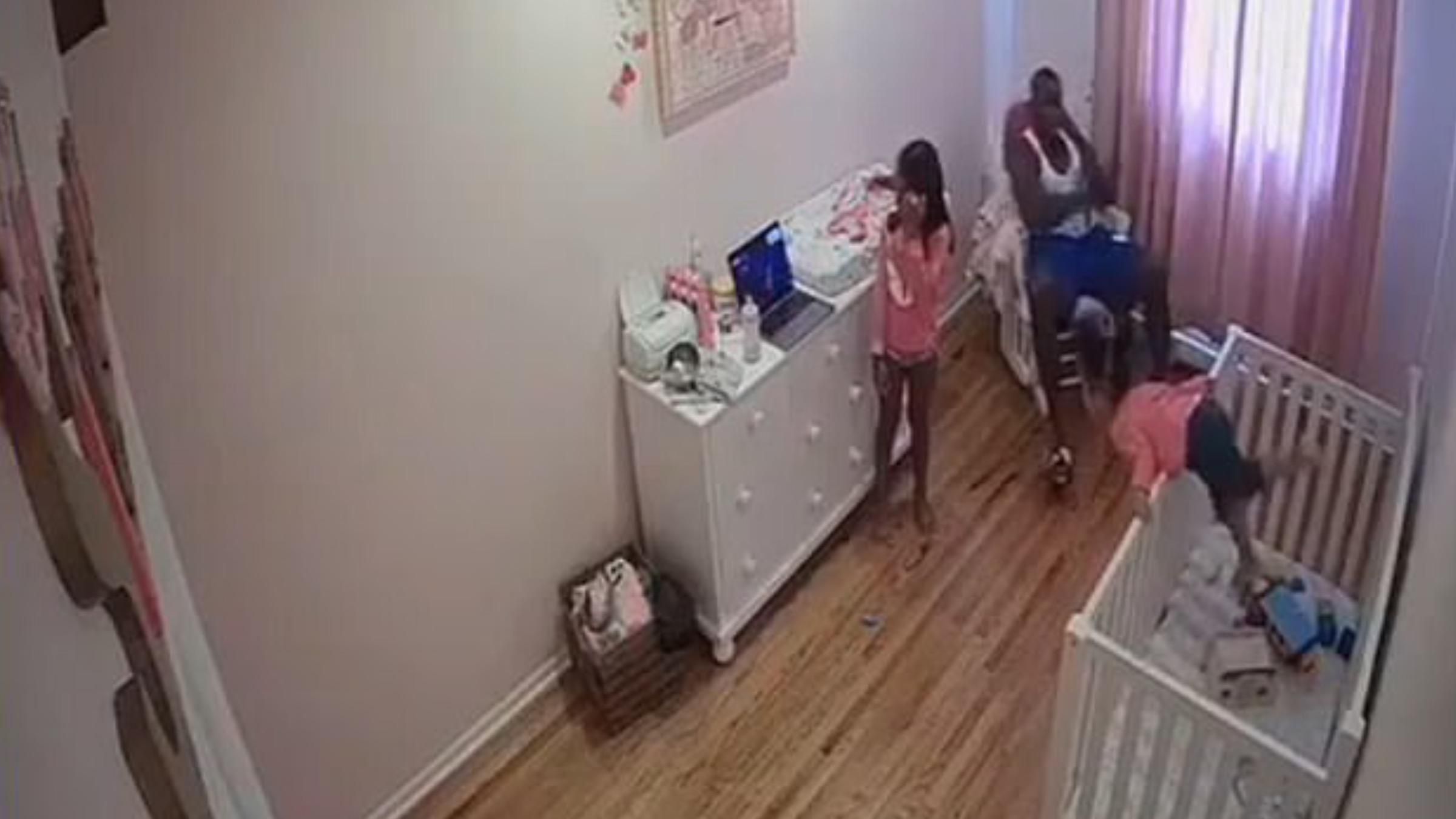 Дівчинка випала зі свого ліжечка: як батько встиг врятувати доньку – відео
