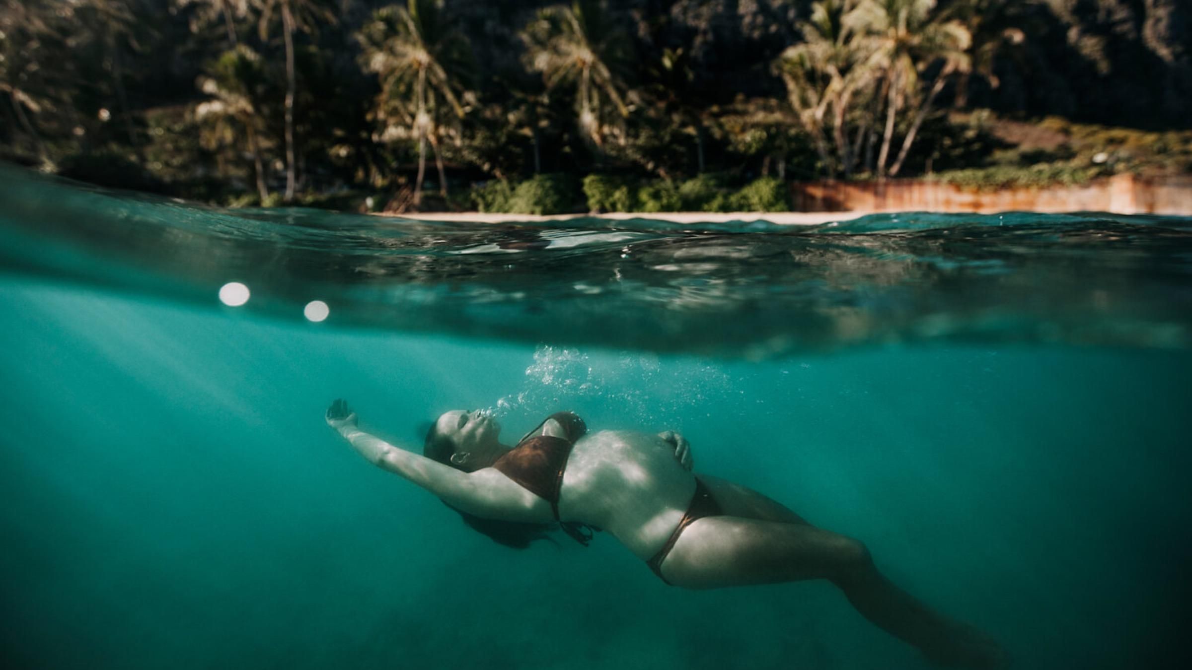 Софія Коста: фотограф робить вражаючі кадри вагітних під водою океану 