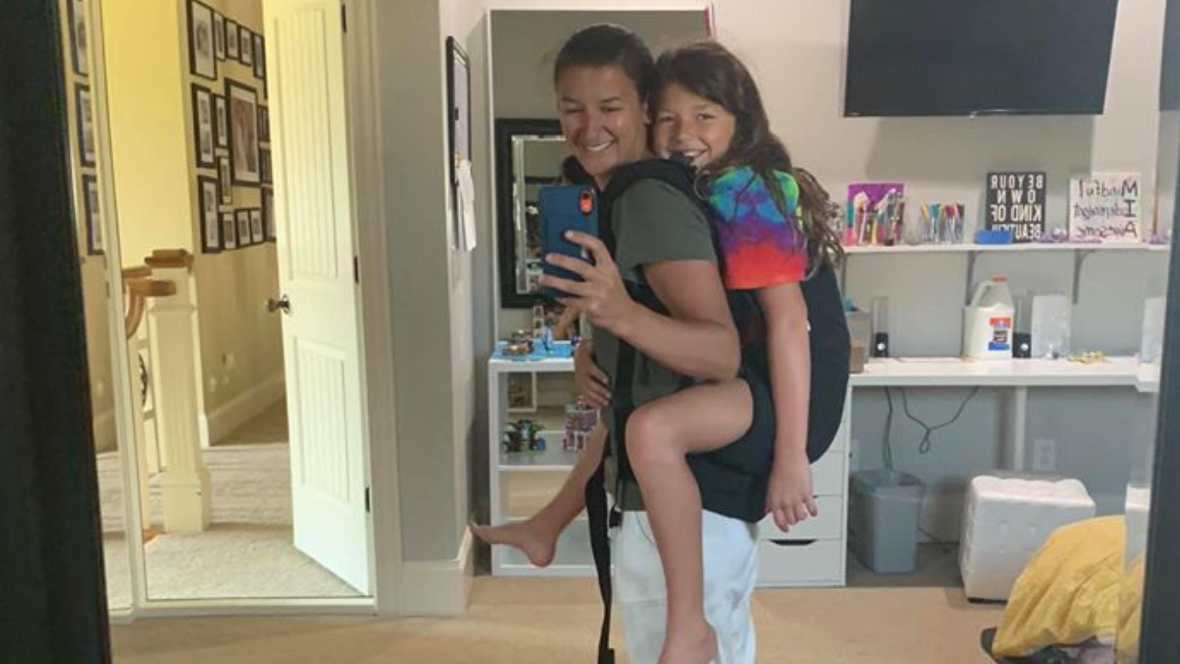 Во время игры девочка случайно проломила стену: реакция родителей Во время игры девочка случайно проломила стену: реакция родителей