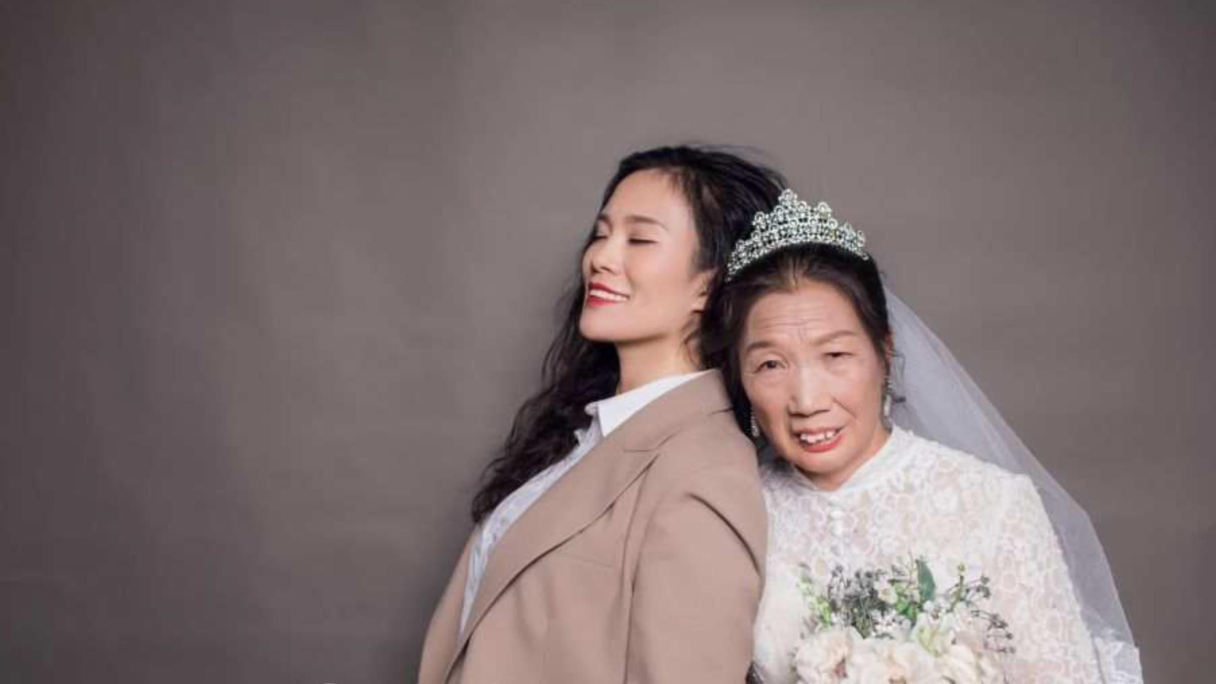 Донька подарувала 63-річній матері першу весільну фотосесію
