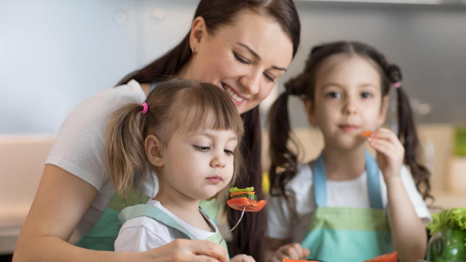 Что нельзя говорить ребенку во время еды: 8 фраз, которые навредят
