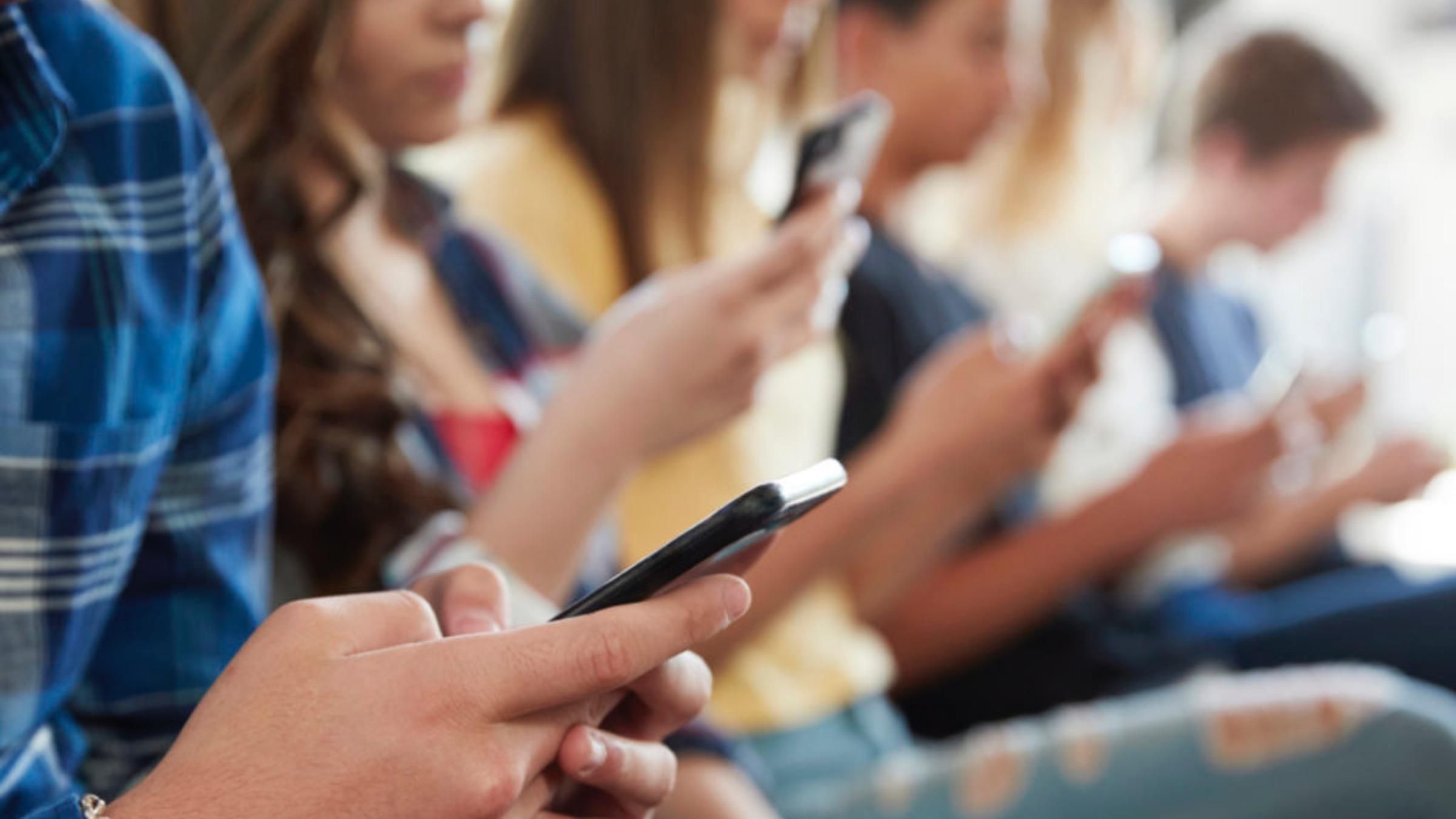 Соцмережі, а не живе спілкування: чому підлітки постійно у гаджетах Соцмережі, а не живе спілкування: чому підлітки постійно у гаджетах