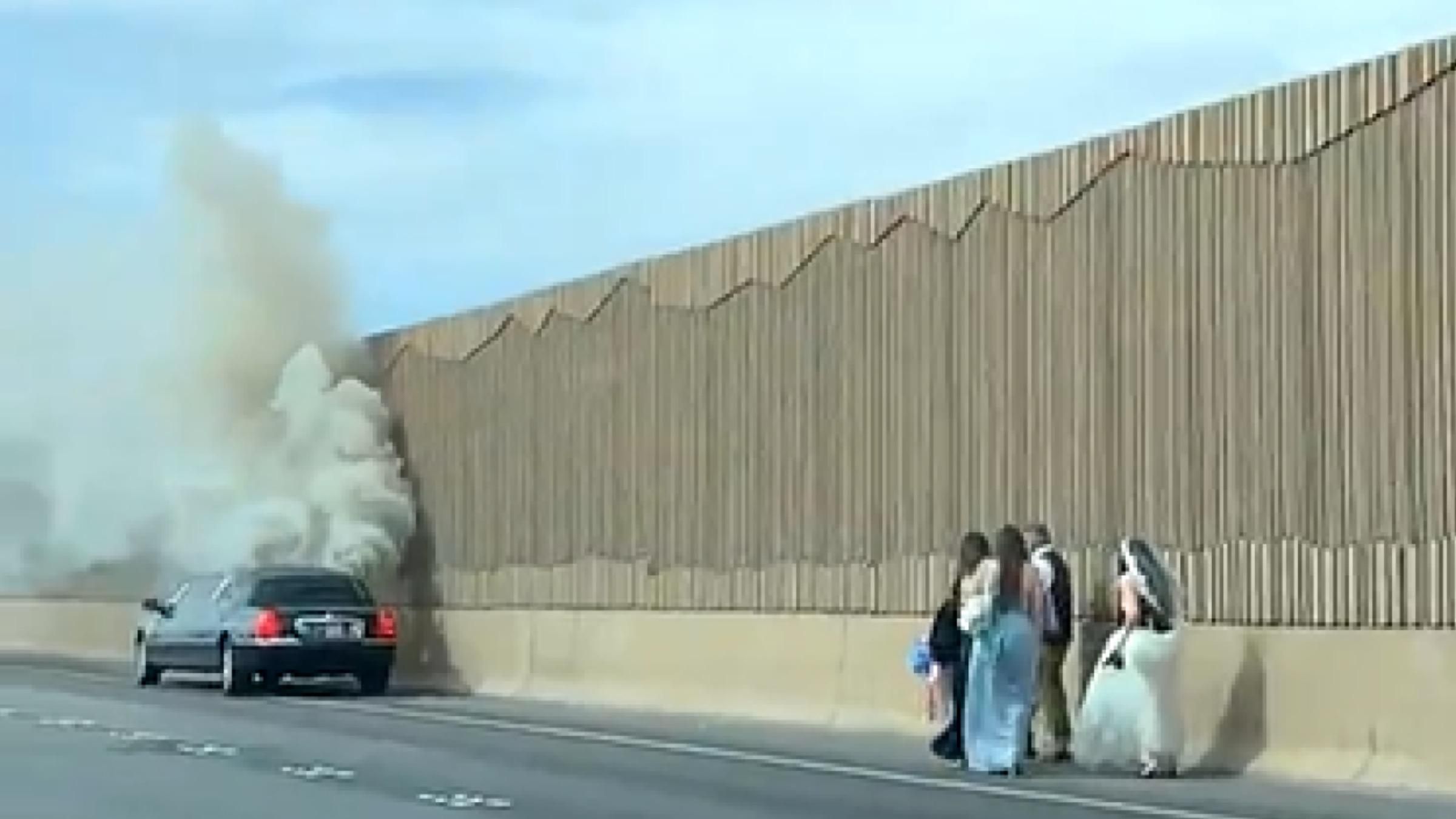 Лімузин з нареченою загорівся по дорозі на весілля: відео