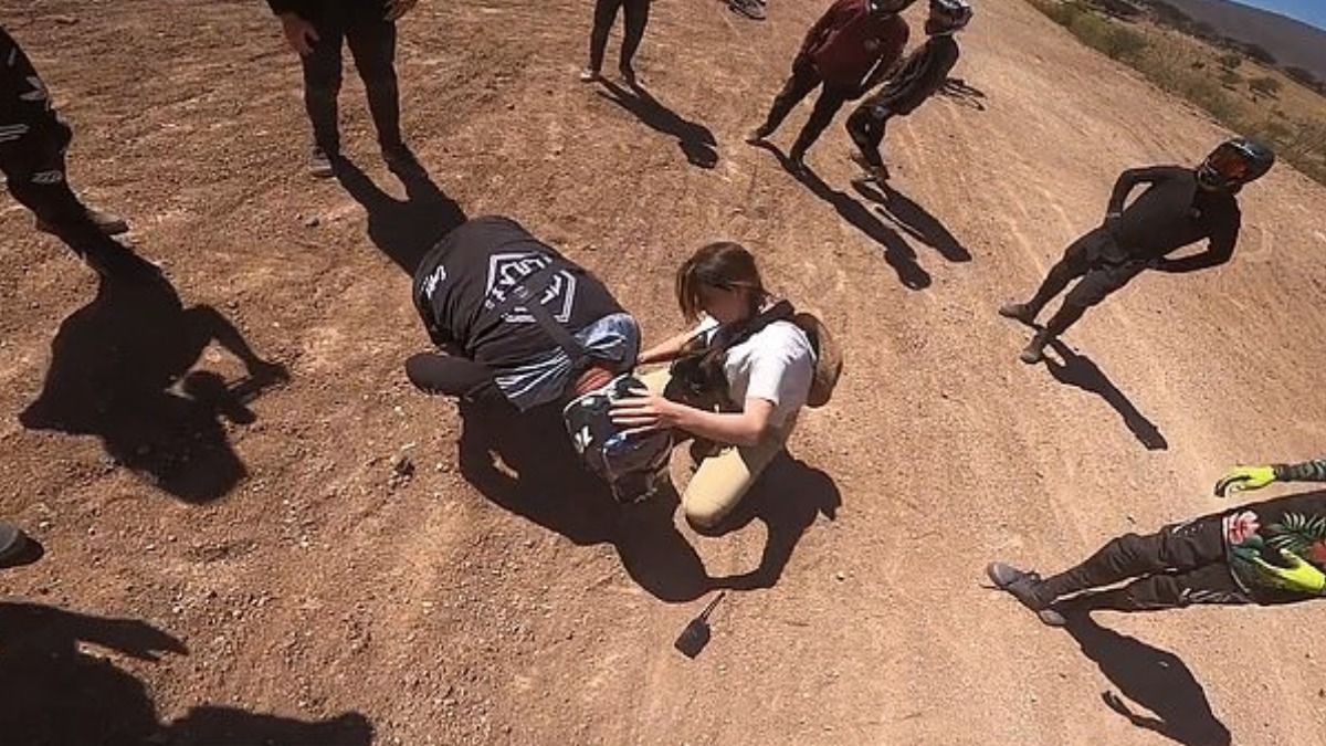 Инсценировал жесткое падение и травмы: как велосипедист сделал предложение любимой – видео Инсценировал жесткое падение и травмы: как велосипедист сделал предложение любимой – видео