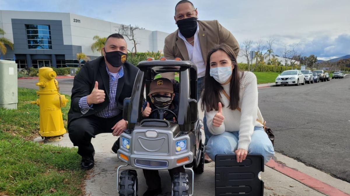 Як кур'єри віддячили 2–річному хлопчику – фото та відео Як кур'єри віддячили 2–річному хлопчику – фото та відео