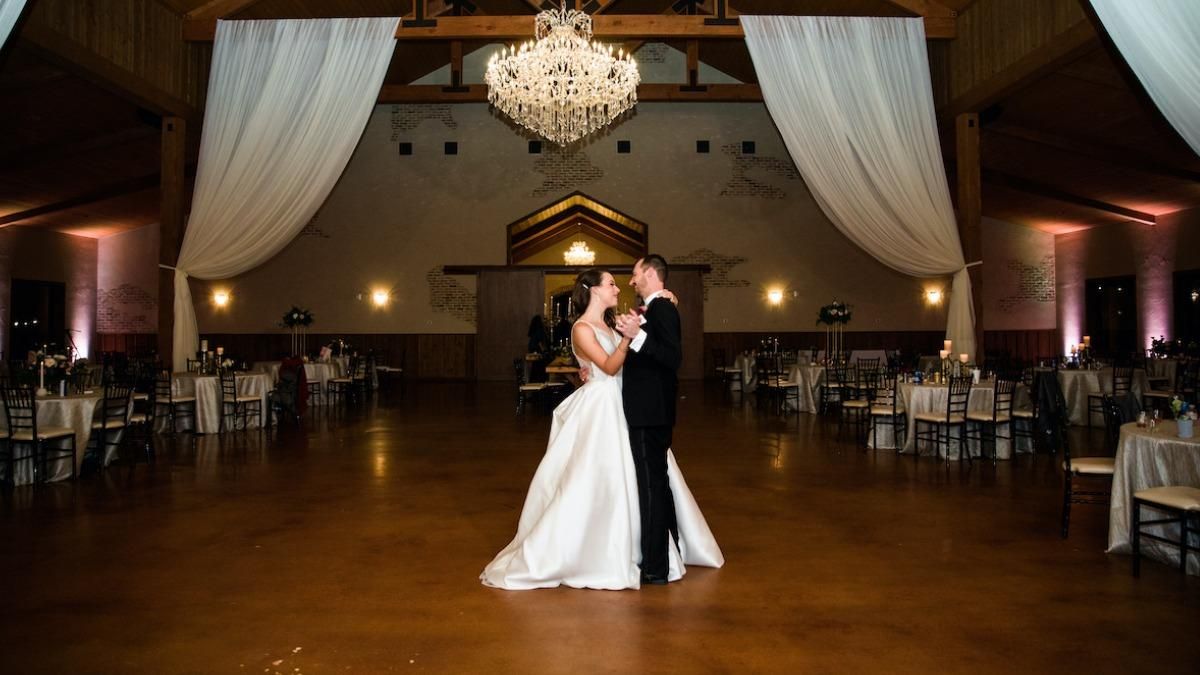 Невеста упала во время свадебного танца: реакция жениха – видео