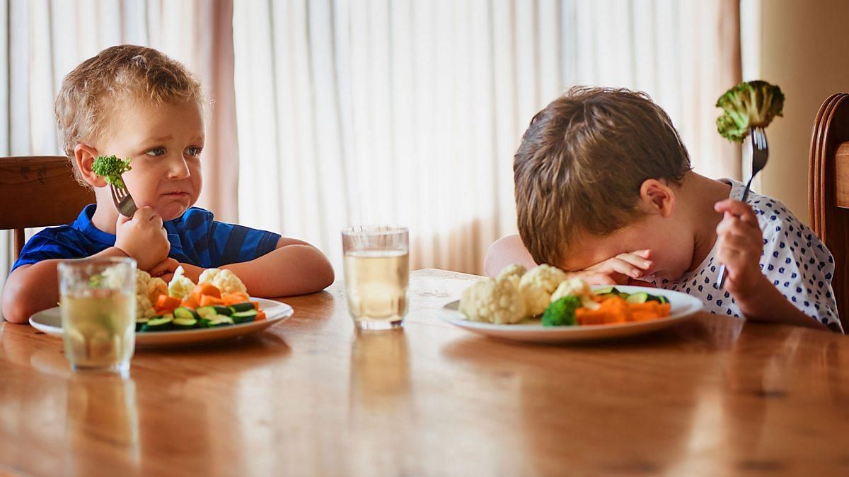 Портит здоровье и лишает аппетита: чего нельзя делать, кормя ребенка