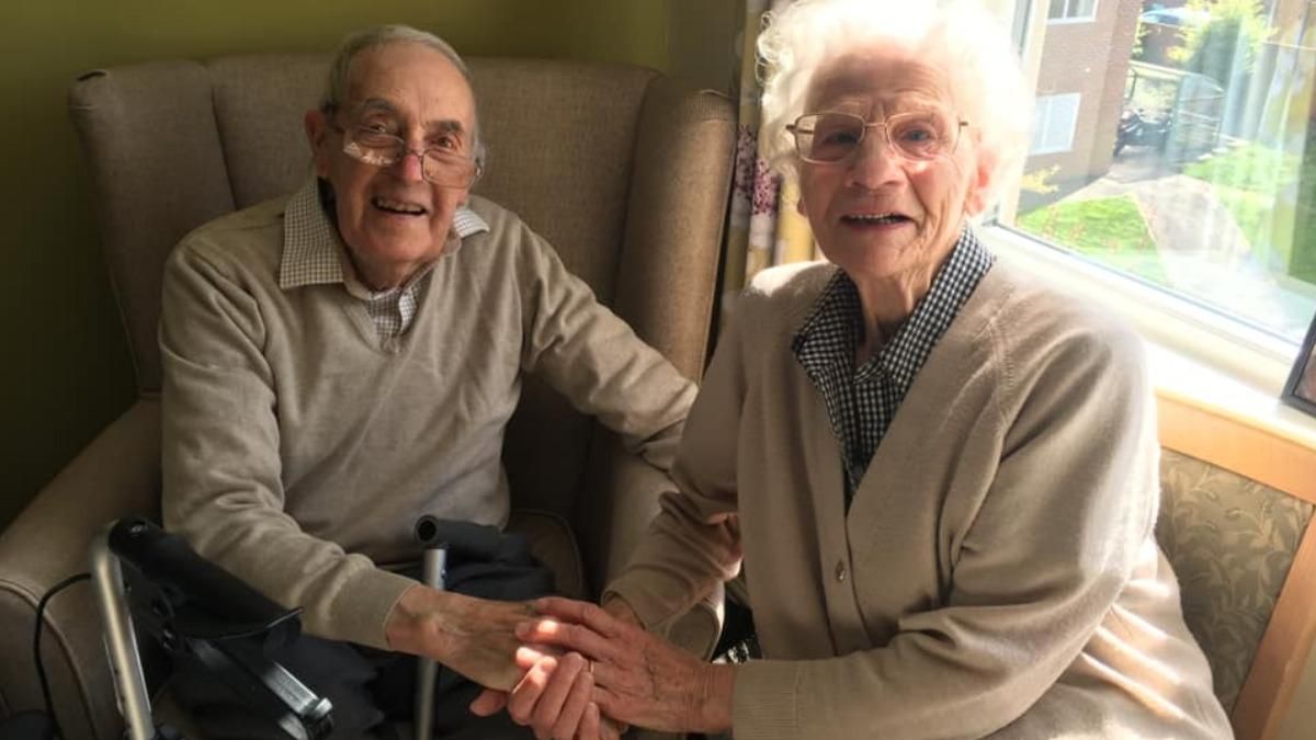 Трогательная встреча пожилой пары после долгой разлуки – видео