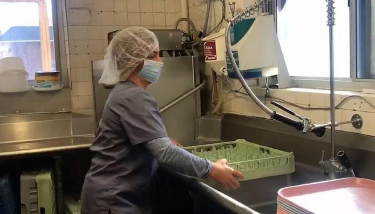Через отца дочь устроилась работать в дом престарелых Через отца дочь устроилась работать в дом престарелых