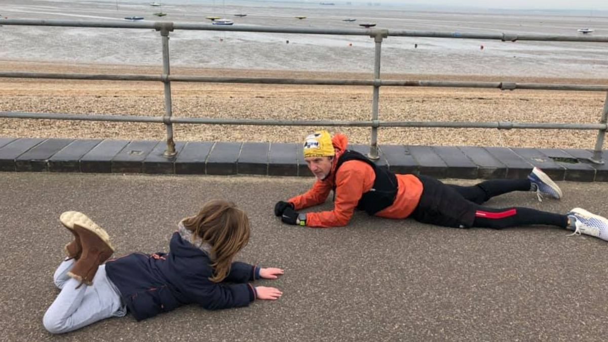 Ліг на асфальт та розмовляв: як перехожий допоміг хлопчику з аутизмом Ліг на асфальт та розмовляв: як перехожий допоміг хлопчику з аутизмом
