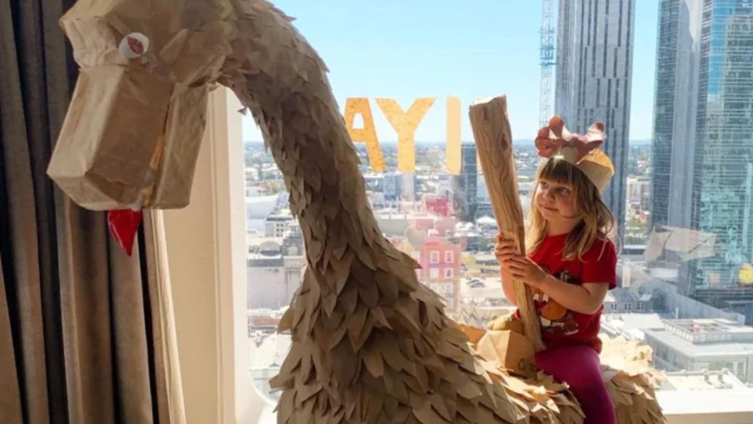 Динозавр з контейнерів для їжі: як розважити дитину на ізоляції Динозавр з контейнерів для їжі: як розважити дитину на ізоляції