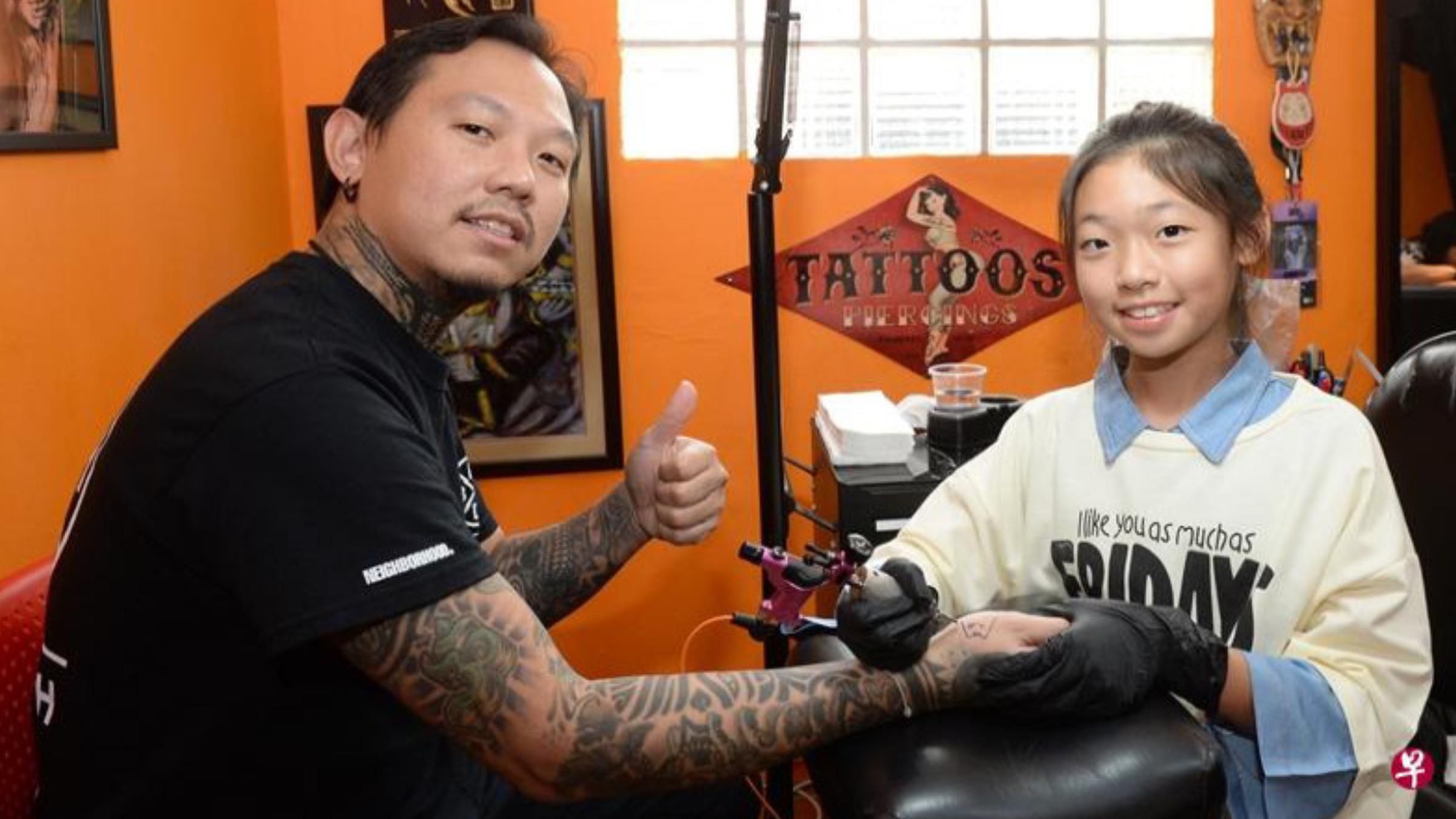 Дівчинка у 13 років стала тату-майстром: батько допоміг втілити мрію Дівчинка у 13 років стала тату-майстром: батько допоміг втілити мрію