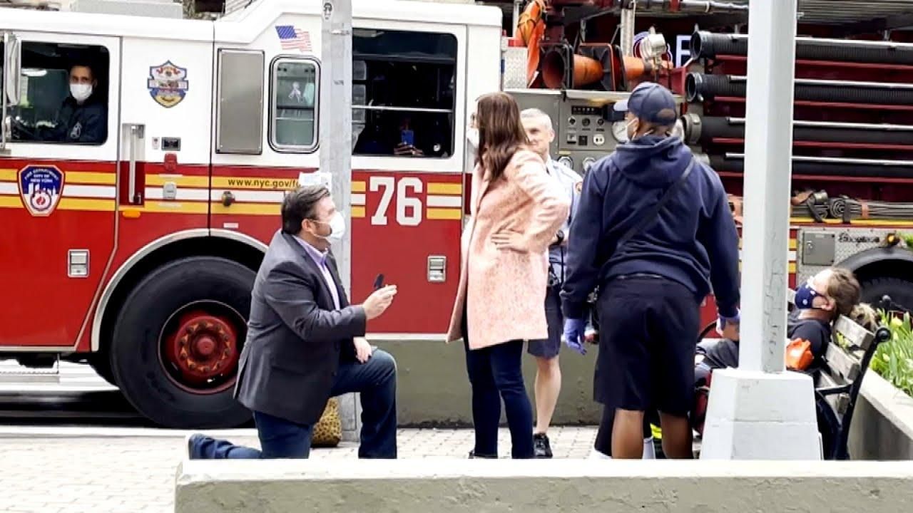 Мужчина организовал фейковую чрезвычайную ситуацию, чтобы сделать любимой предложение: видео Мужчина организовал фейковую чрезвычайную ситуацию, чтобы сделать любимой предложение: видео