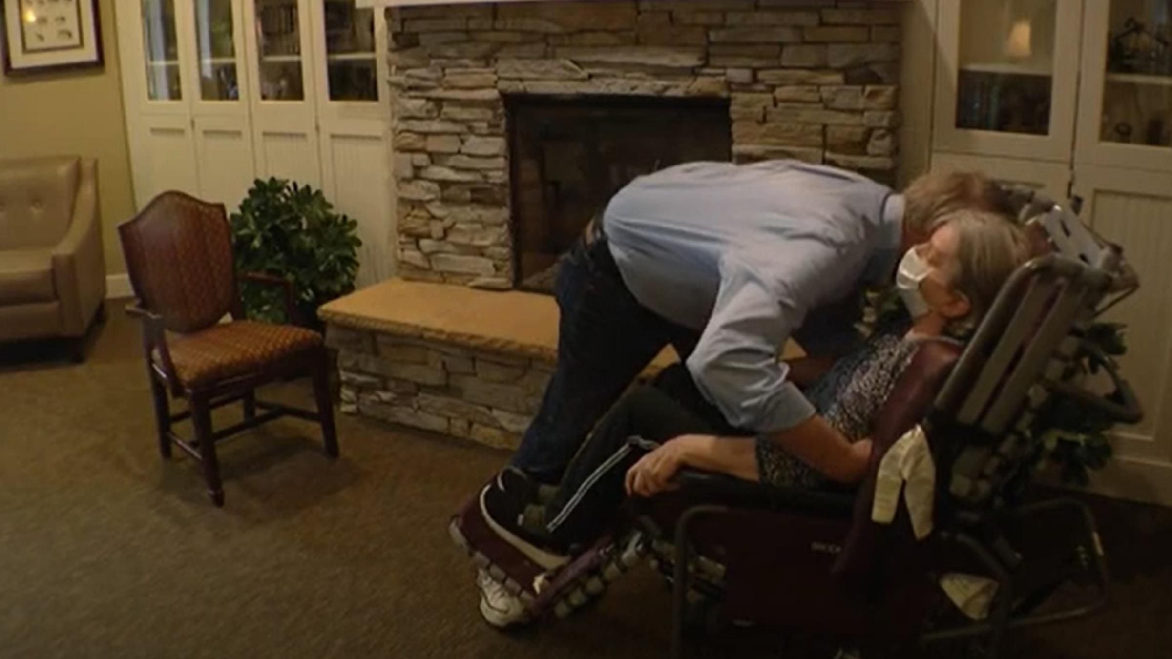 Зустріч КаЧерез COVID-19 чоловік рік не міг обійняти дружину: відео зустрічірла з дружиною Зустріч КаЧерез COVID-19 чоловік рік не міг обійняти дружину: відео зустрічірла з дружиною