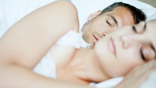 Хотите сохранить свои отношения крепкими – спите правильно