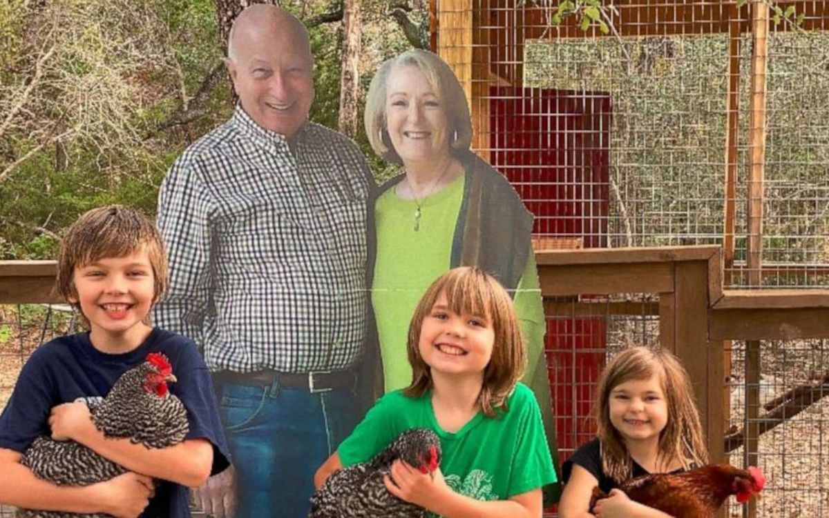 Бабушка с дедушкой прислали родным картонные фигуры себя в полный рост Бабушка с дедушкой прислали родным картонные фигуры себя в полный рост