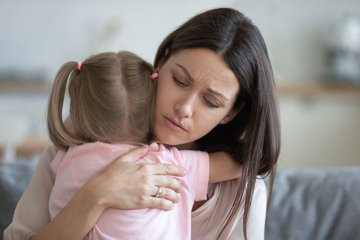 5 негативних фраз, які не варто говори, коли дитина плаче
