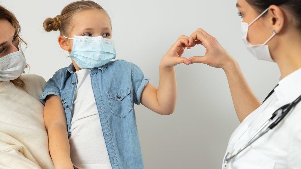 Прививки без стресса для ребенка: папа придумал хитрый спосо – видео