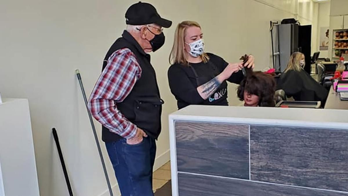 Дідусь навчився робити зачіску та макіяж, аби допомагати дружині Дідусь навчився робити зачіску та макіяж, аби допомагати дружині