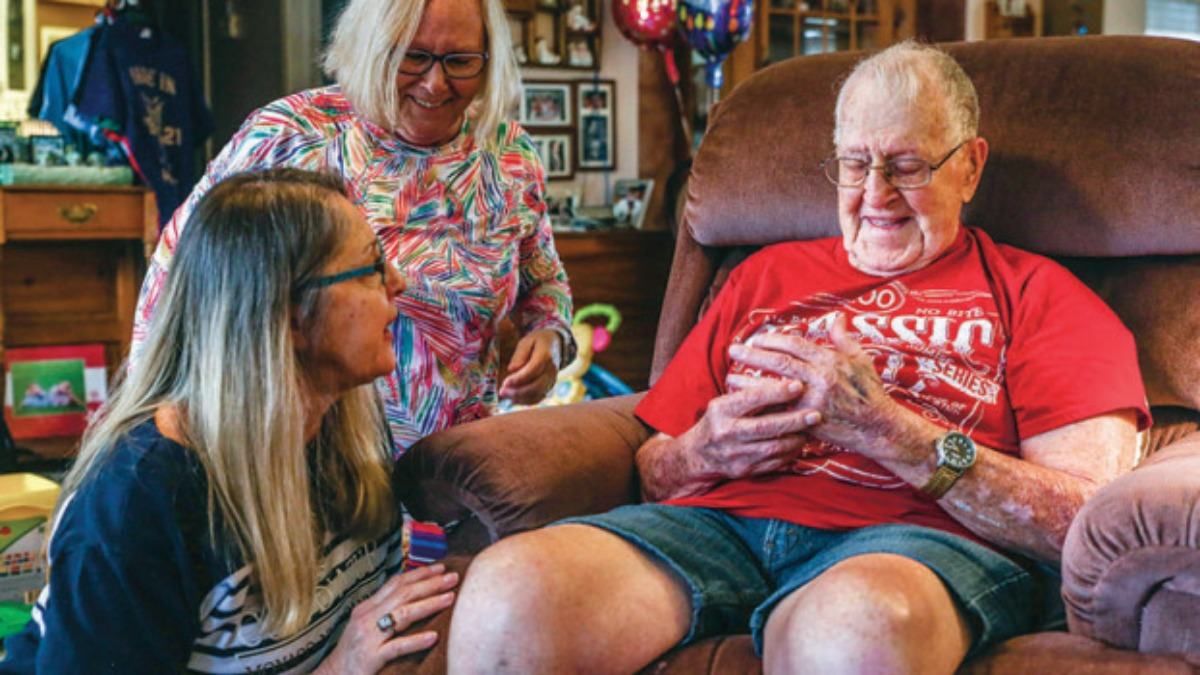 Чим донька здивувала батька на його 100-літній ювілей — відео Чим донька здивувала батька на його 100-літній ювілей — відео