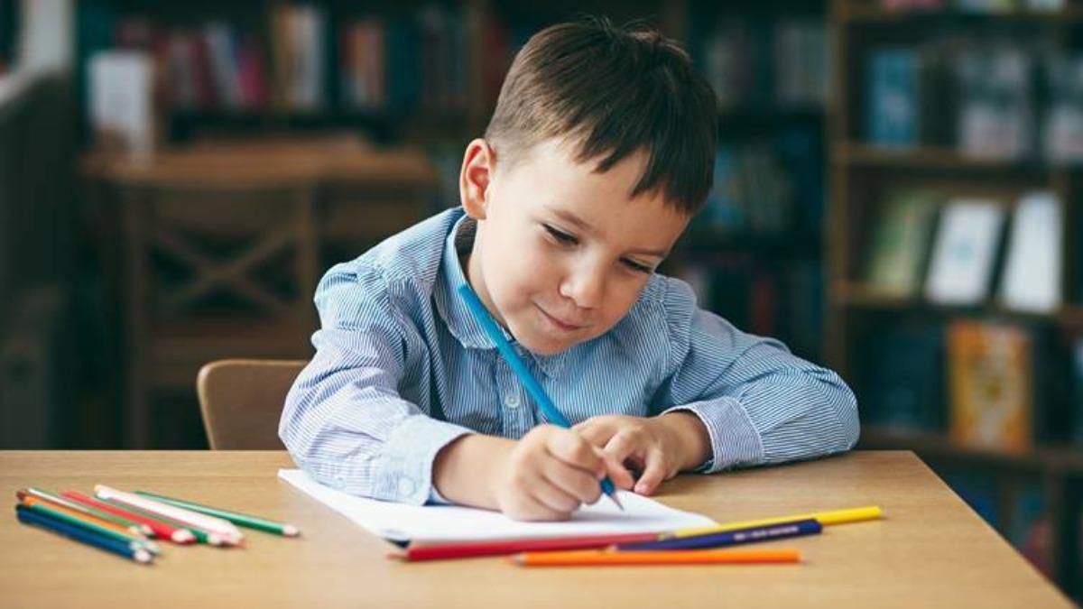 Хлопчик намагався підробити підпис у щоденнику й розсмішив цим маму Хлопчик намагався підробити підпис у щоденнику й розсмішив цим маму