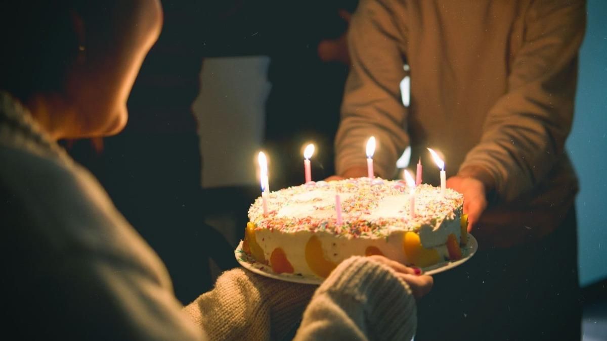 Мама купила незнайомцям торт в пам'ять про загиблого сина Мама купила незнайомцям торт в пам'ять про загиблого сина