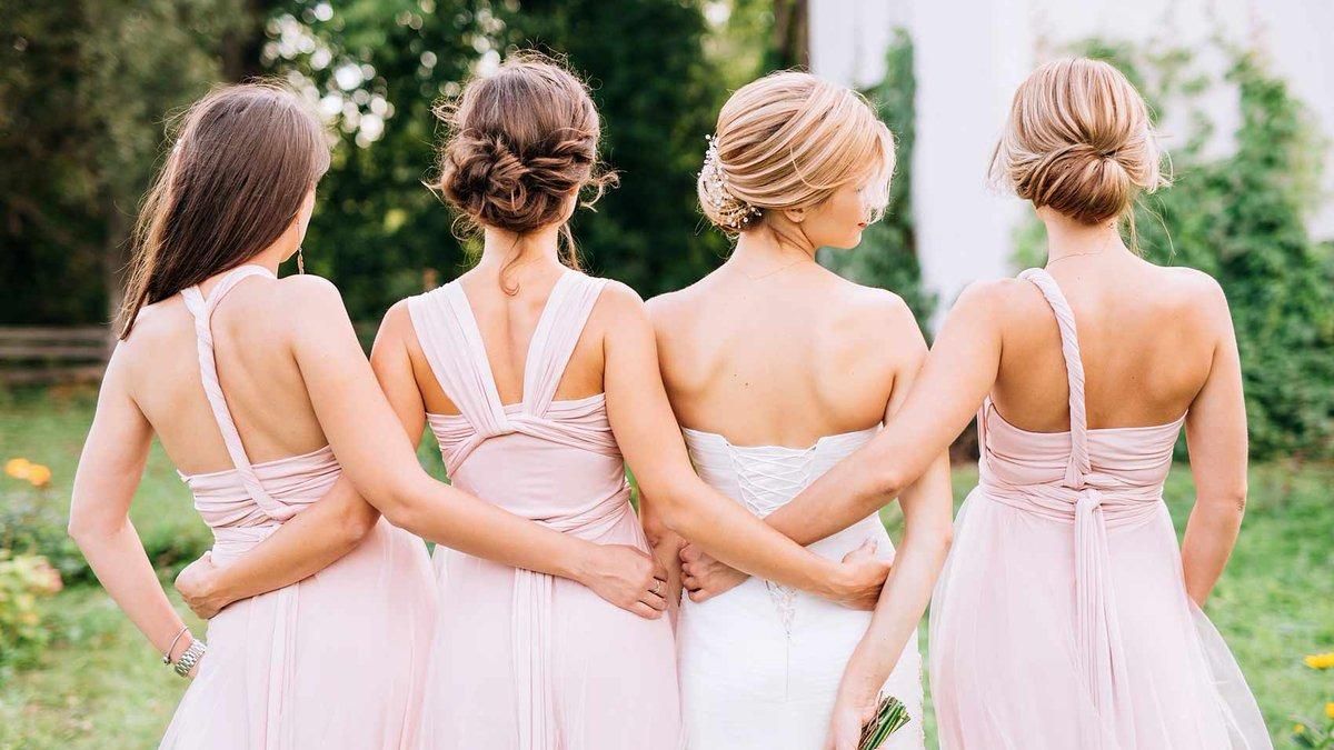Подстричься и купить платье: что странное просили невесты у подружек