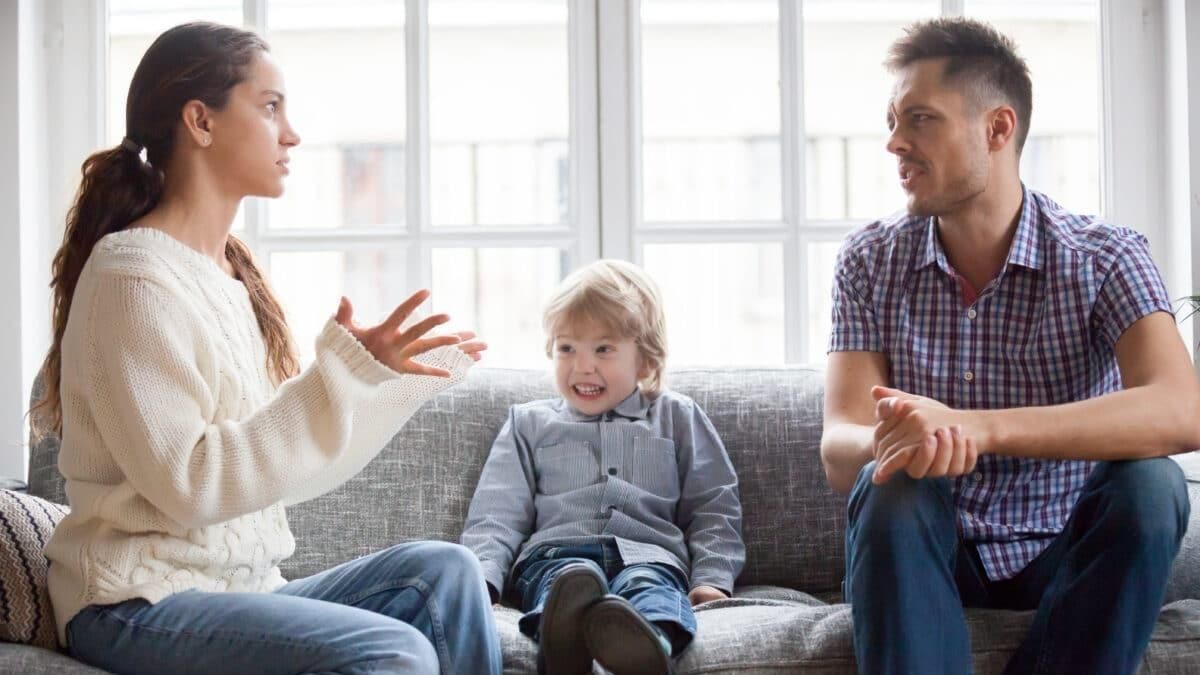 Що потрібно говорити дитині під час розлучення батьків: підбірка дієвих фраз