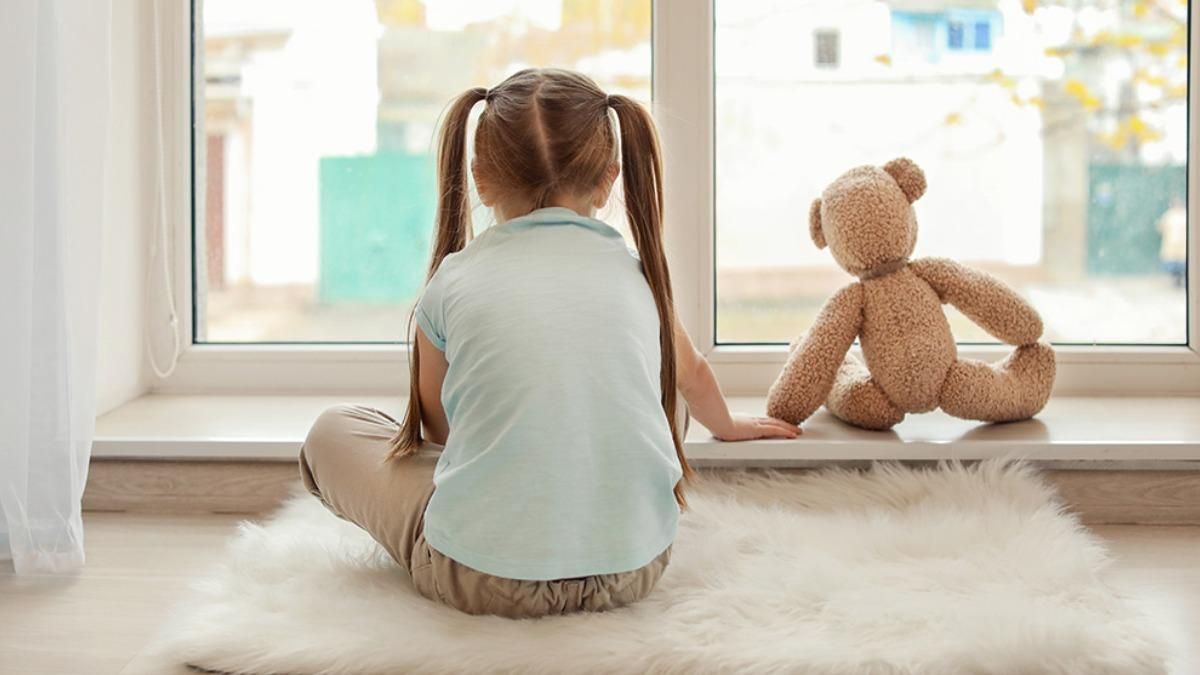 З якого віку дитину можна залишати саму вдома: практичні рекомендації
