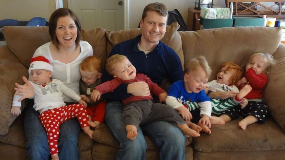 Женщина родила сразу 6 малышей: что помогает ей воспитывать детей