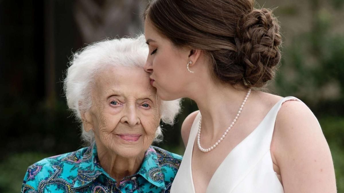 102-річна бабуся не могла бути на весіллі онуки: сюрприз від нареченої