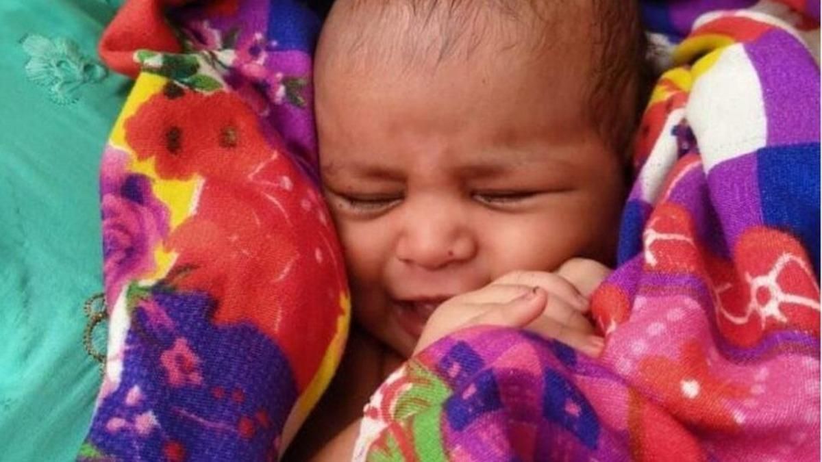 В Індії чоловік врятував немовля, яке пливло по річці у коробці