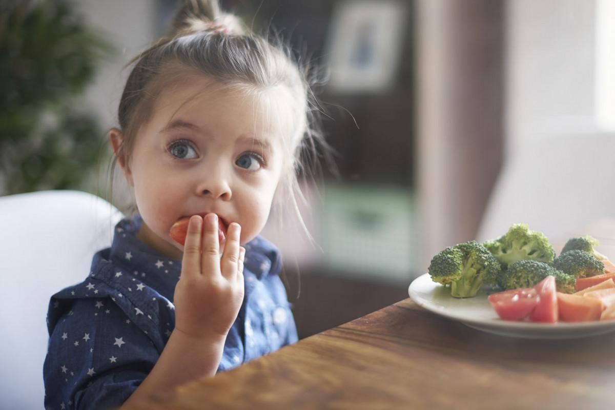 Як навчити дитину їсти корисну їжу: поради від дієтолога