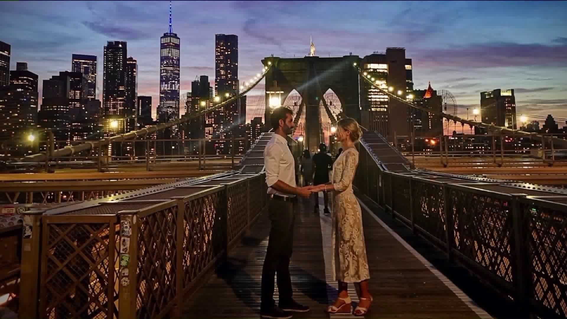 Пара поженилась на Бруклинском мосту: какие фото сделали прохожие