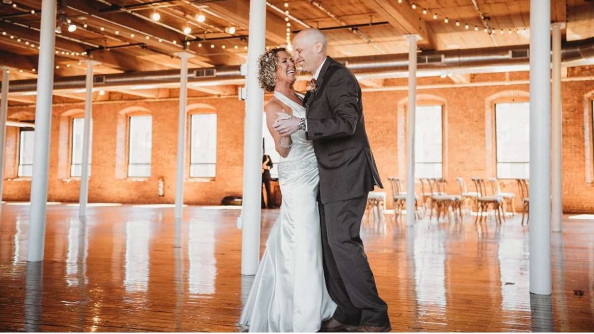 Мужчина с Альцгеймером забыл жену и второй раз сделал ей предложение Мужчина с Альцгеймером забыл жену и второй раз сделал ей предложение