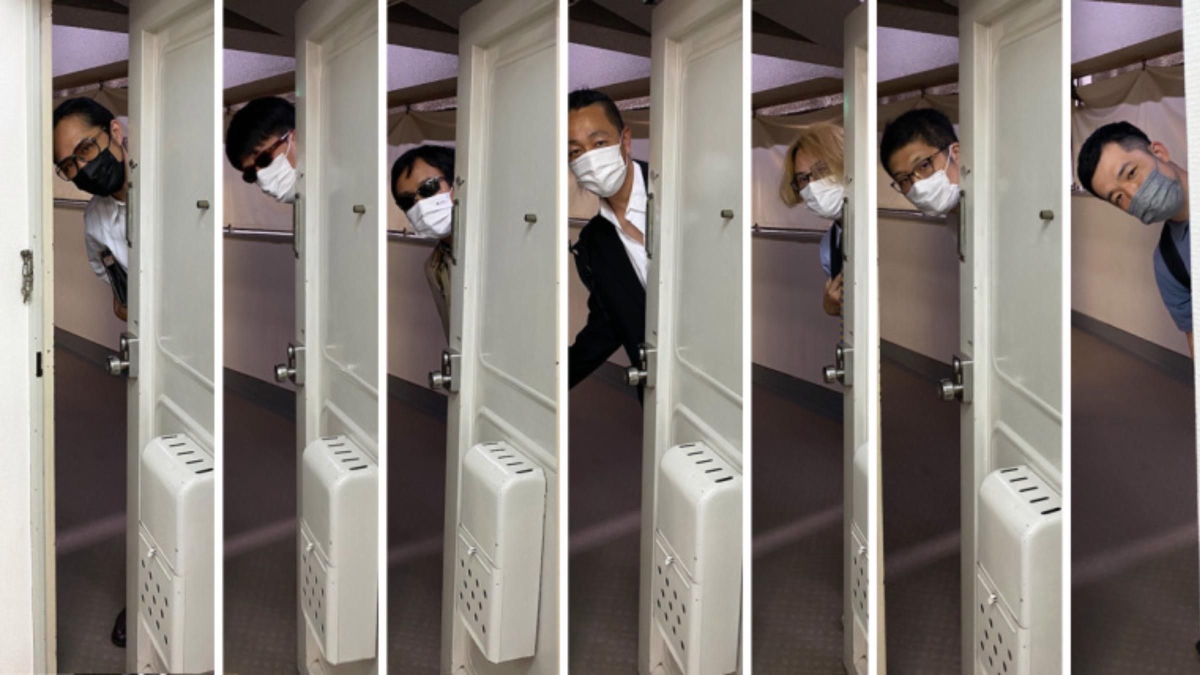 Чоловіки прийшли на роботу в одязі своїх батьків: фото Чоловіки прийшли на роботу в одязі своїх батьків: фото