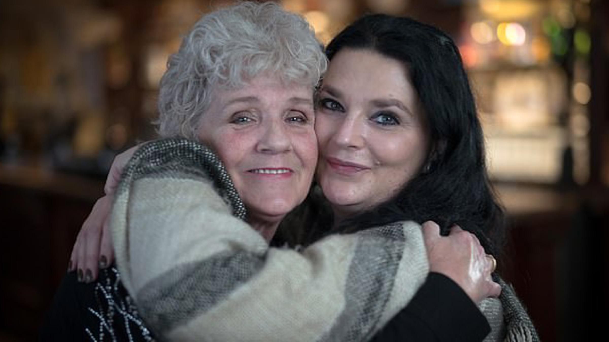 Впервые за 50 лет мама с дочкой смогли встретиться: трогательное видео