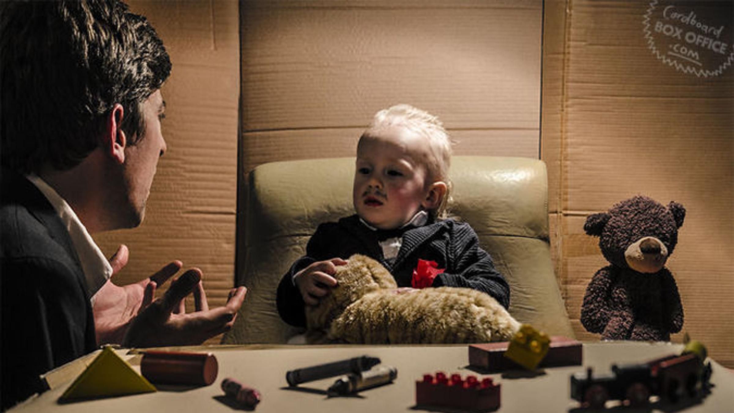 Батьки з малюком відтворюють відомі кінострічки завдяки картону Батьки з малюком відтворюють відомі кінострічки завдяки картону