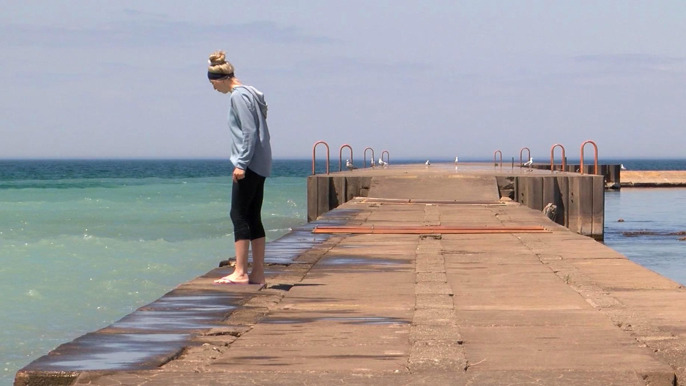 Вагітна жінка врятувала 4 дівчат, які ледь не потонули через шторм Вагітна жінка врятувала 4 дівчат, які ледь не потонули через шторм