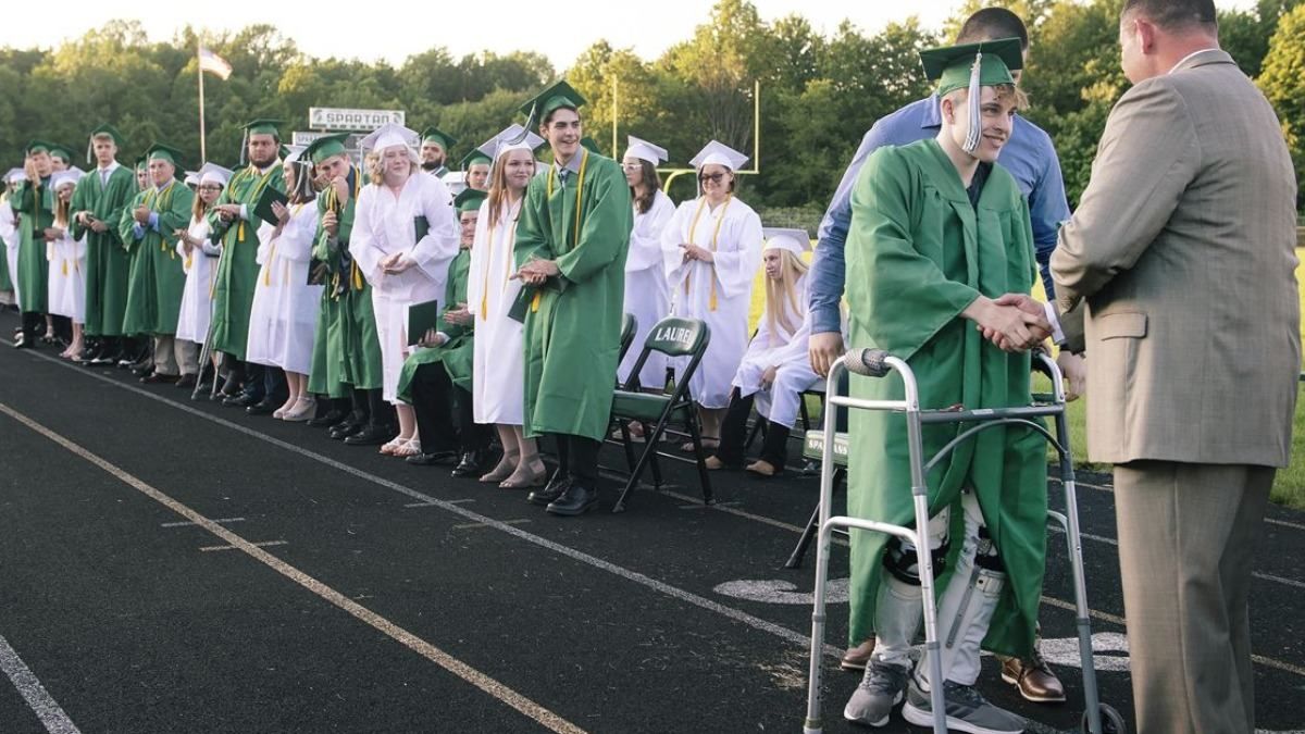 Школяра паралізувала під час гри у футбол: як через 3 роки він сам вийшов за атестатом – відео - Сімʼя Школяра паралізувала під час гри у футбол: як через 3 роки він сам вийшов за атестатом – відео - Сімʼя
