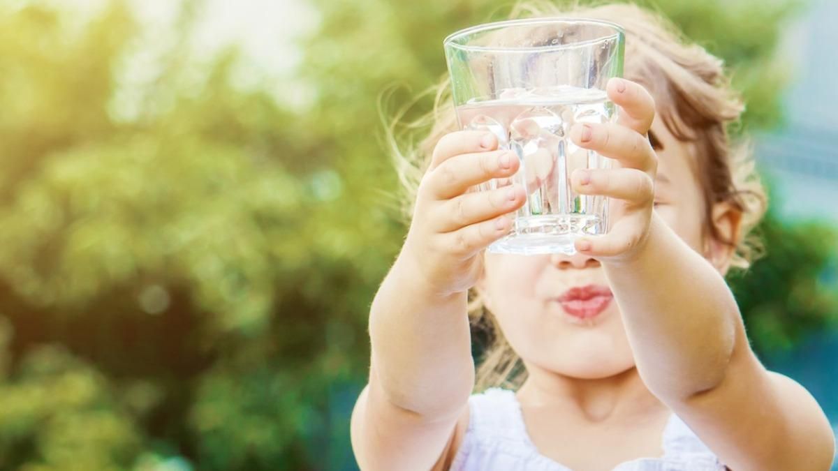 Сколько жидкости ребенок должен пить: какие напитки нельзя давать
