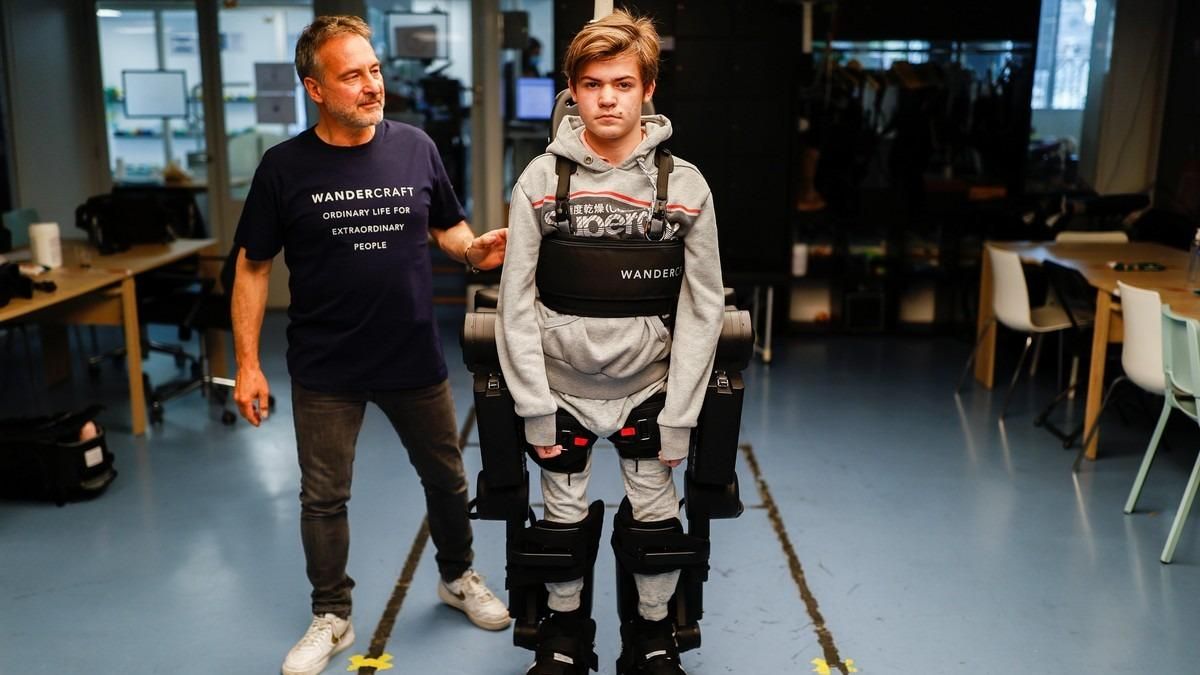 Жан-Луи Констанца создал экзоскелет для сына, который не может ходить