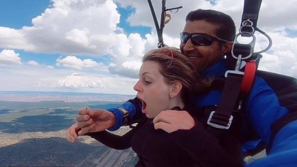 На высоте 5 тысяч метров и с кольцом в зубах: как мужчина делал предложение любимой – видео - Семья