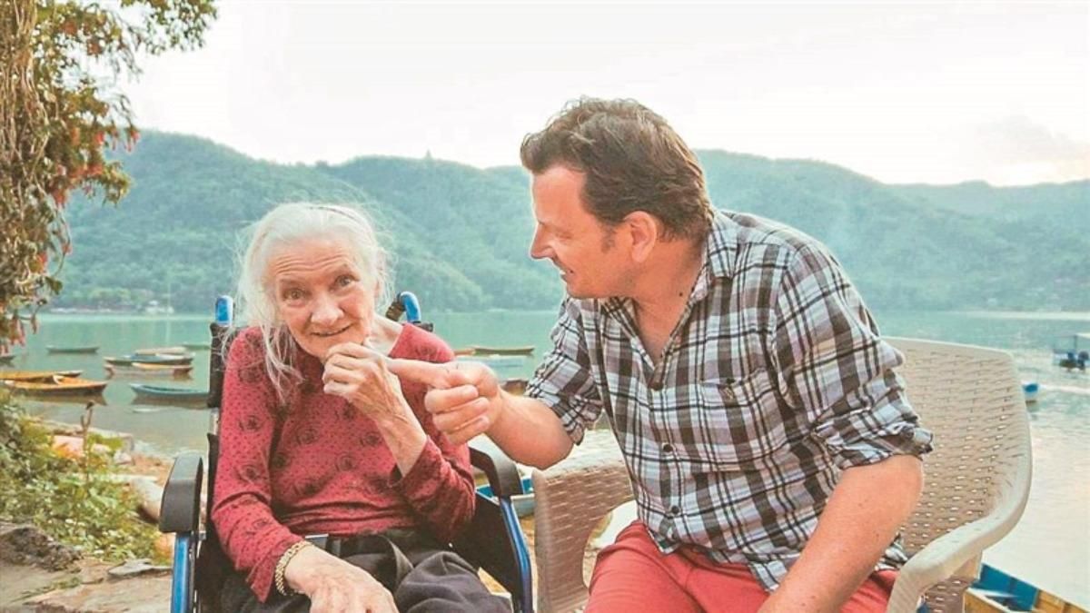 Син повіз літню маму з Альцгеймером в подорож: фото та відео Син повіз літню маму з Альцгеймером в подорож: фото та відео