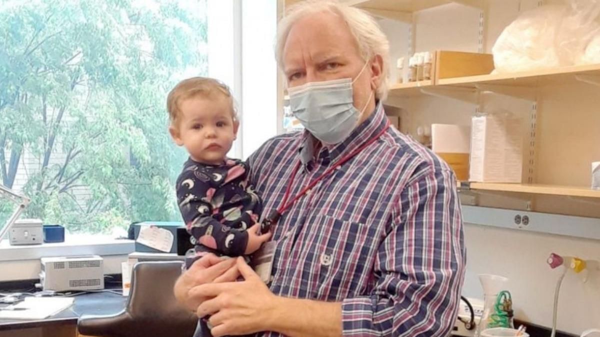 Профессор поставил кроватку в лабораторию для студентки с ребенком Профессор поставил кроватку в лабораторию для студентки с ребенком