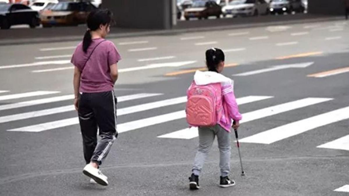 Слепая девочка сама ходит в школу: мама не говорит, что сопровождает